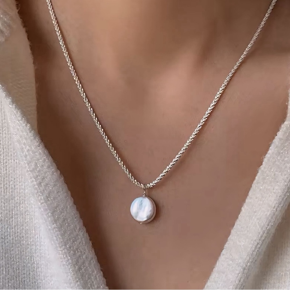 NWT 🤍 Stylish  necklace "Little Mermaid" with imitation pearl